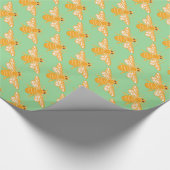 緑忙しの背景にミツバチの模様を描く ラッピングペーパー (角)