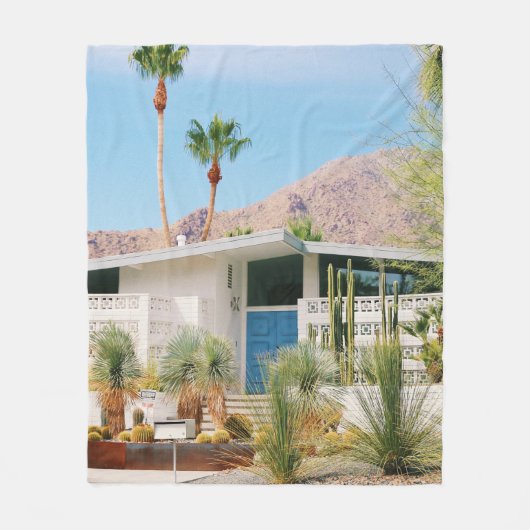 緑木近くの白青建物  フリースブランケット (正面)