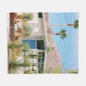 緑木近くの白青建物  フリースブランケット (正面(横))