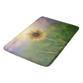 緑白熱［赤熱］光を放つ草地のひまわり バスマット (アングル)