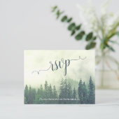 緑素朴松の木の屋外結婚式RSVP ポストカード (スタンド正面)