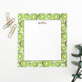 緑色と茶色のキウイの実の模様とカスタム文字 ノートパッド