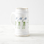 緑色のおもしろいカエルの飛び鳥 ビールジョッキ (正面左)