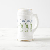 緑色のおもしろいカエルの飛び鳥 ビールジョッキ (正面右)