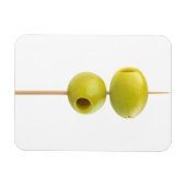 緑色のオリーブを串に刺す マグネット (横)