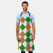緑色のオレンジ色のクローバーエプロン エプロン (着用した状態)