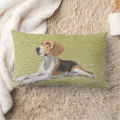 緑色のシダを背景にしたタンホワイトとブラックビーグル ランバークッション (ブランケット)