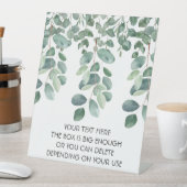 緑色のトレーリング葉ユーカリス。スタイル：不透明 台座サイン (インサイチュ)