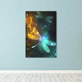 緑色のトンボ飛行 キャンバスプリント (インサイチュ (ウッドフロア))