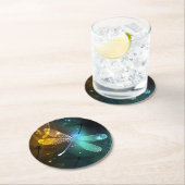 緑色のトンボ飛行 ラウンドペーパーコースター (インサイチュ)