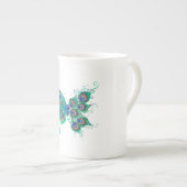 緑色の孔雀の羽を持つ蝶 ボーンチャイナマグカップ (正面右)