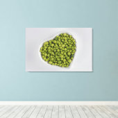 緑色の小石をハート状のボウルに閉じる キャンバスプリント (インサイチュ (ウッドフロア))