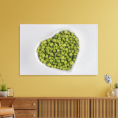 緑色の小石をハート状のボウルに閉じる キャンバスプリント (インサイチュ (リビング))
