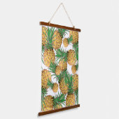 緑色の淡い色の様式化パイナップルパターン 吊り下げ型タペストリー (傾斜あり)