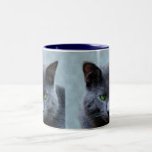 緑色の目の猫のマグ ツートーンマグカップ (中央)