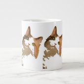 緑色の目をした三毛猫芸術的ポートレート ジャンボコーヒーマグカップ (正面)