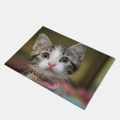緑色の目をした可愛い子猫 ドアマット (アングル)