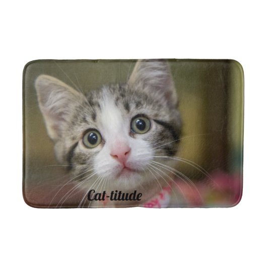 緑色の目をした可愛い子猫 バスマット (正面)