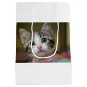 緑色の目をした可愛い子猫 ミディアムペーパーバッグ (裏面)