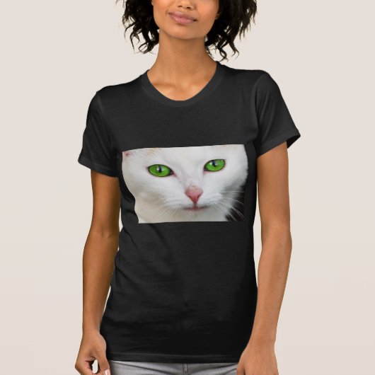 緑色の目をした白猫 Tシャツ (正面)
