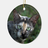 緑色の目を持つ灰色の茶色の白い猫 セラミックオーナメント (左)