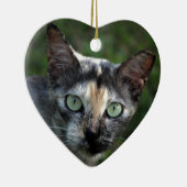 緑色の目を持つ灰色の茶色の白い猫 セラミックオーナメント (右)