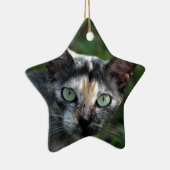 緑色の目を持つ灰色の茶色の白い猫 セラミックオーナメント (右)