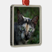 緑色の目を持つ灰色の茶色の白い猫 メタルオーナメント (右)