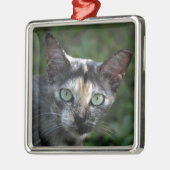 緑色の目を持つ灰色の茶色の白い猫 メタルオーナメント (左)