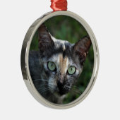 緑色の目を持つ灰色の茶色の白い猫 メタルオーナメント (右)