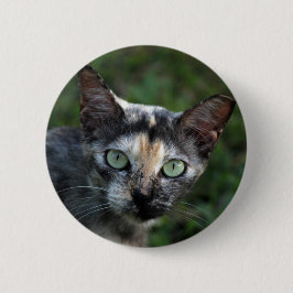 緑色の目を持つ灰色の茶色の白い猫 缶バッジ