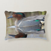 緑色の翼のティール（緑がかった色） アクセントクッション (正面)