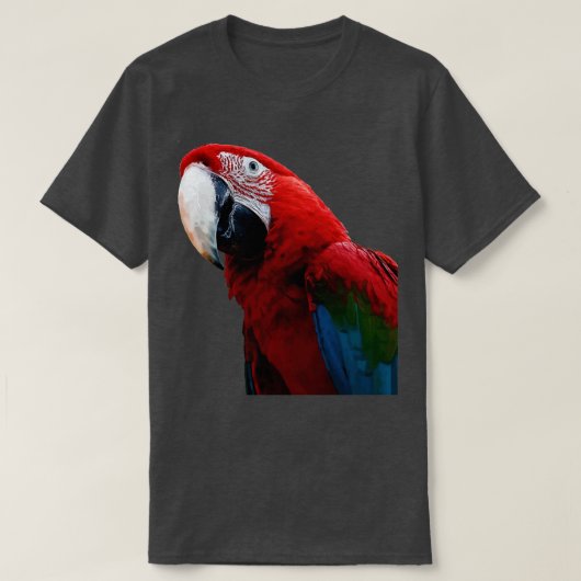 緑色の翼を持つマカオのオウムのクローズアップ Tシャツ (デザイン正面)
