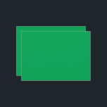 緑色の背景に セーブザデート<br><div class="desc">デザインは、柔らかい質感と青の深いシェードを持つ大きな青い正方形である。色は穏やかで落ち着き、静けさと平穏さを感じさせる。青い色合いは海や青い空を思い起こ澄んさせ、穏やかさとくつろぎの感覚を引き起こす。</div>