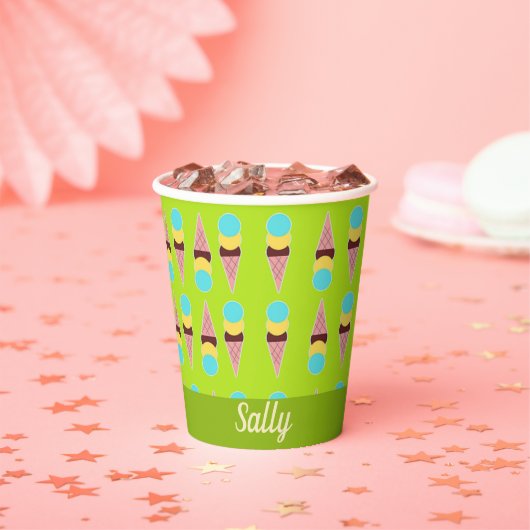 緑色カラフルに氷が張る 紙コップ (インサイチュ)