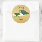 緑色卒業キャップ及び金ゴールド付き卒業証書 ラウンドシール (バッグ)