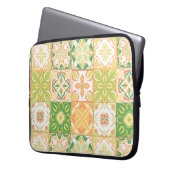 緑華美と黄色のタイル ラップトップスリーブ (正面左)