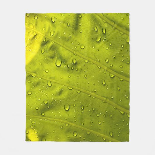 緑葉に水が滴る フリースブランケット (正面)
