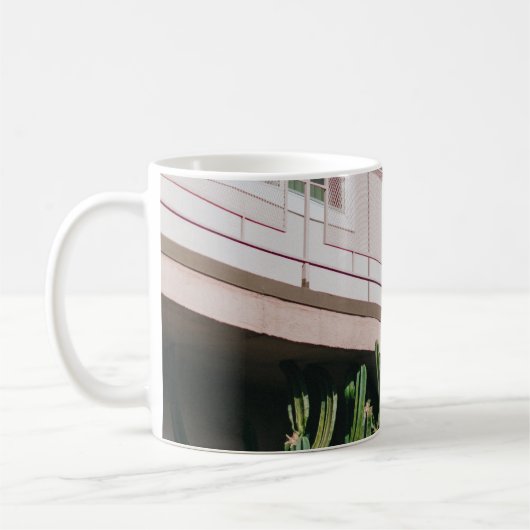 緑葉植物近建物 コーヒーマグカップ (左)