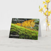 緑豊かなコケの木の幹 – カスタム誕生日カード カード (黄色い花)
