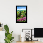 緑豊かなトスカーナの風景の中の紫色のアヤメの花畑 ポスター (ホームオフィス)