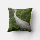 緑豊かな写真の前の砂丘クレーンの鳥 クッション (裏面)