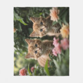 緑豊かな庭を探索するかわいいジンジャーキッチン フリースブランケット (正面)