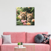 緑豊かな庭を探索する2匹のショウガの子猫 キャンバスプリント (インサイチュ (リビング))