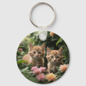緑豊かな庭を探索する2匹のショウガの子猫 キーホルダー (裏面)