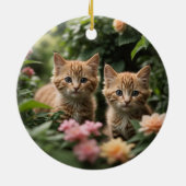 緑豊かな庭を探索する2匹のショウガの子猫 セラミックオーナメント (裏面)