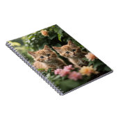緑豊かな庭を探索する2匹のショウガの子猫 ノートブック (右側)