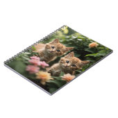 緑豊かな庭を探索する2匹のショウガの子猫 ノートブック (左側)