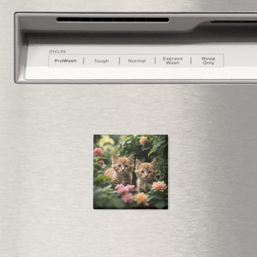 緑豊かな庭を探索する2匹のショウガの子猫 マグネット (インサイチュ (食洗機))