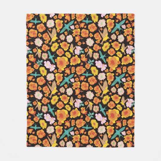 緑豊かな春フローラと暗い背景の鳥 フリースブランケット (正面)